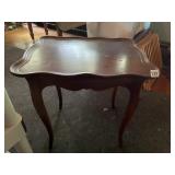 VTG FRENCH PROVINCIAL STYLE SIDE TABLE, WOOD