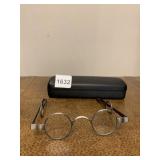 READING GLASSES, ROUND METAL FRAMES, FOLDING