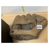 VTG LEATHER BASEBALL GLOVE.