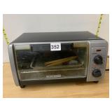 BLACK+DECKER TOASTER OVEN, INCLUDES WOODEN TONGS.
