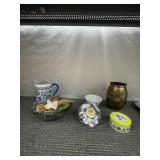 ASSORTED DECORATIVE ITEMS: CERAMIC PITCHER, GLASS