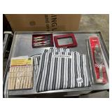 WILLIAMS-SONOMA STRIPED APRON, SPODE CHRISTMAS