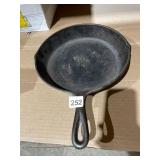 CAST IRON SKILLET, SIZE 8, TRADITIONAL ROUND