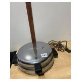 CHROME WAFFLE IRON, BLACK HANDLES, ADJUSTABLE