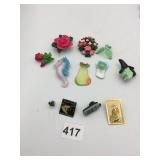 ASSORTED ENAMEL AND GLASS PINS, INCLUDES FLORAL