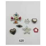 ASSORTED COSTUME JEWELRY PENDANTS AND BROOCHES,