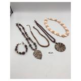 ASSORTED JEWELRY GROUPING, INCLUDES BEADED