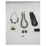 ASSORTED COSTUME JEWELRY GROUPING, INCLUDES