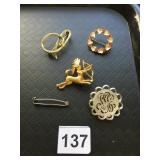 ASSORTED COSTUME JEWELRY BROOCHES, INCLUDES