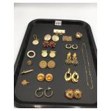 ASSORTED JEWELRY GROUPING, INCLUDES GOLD-TONE