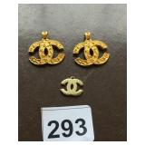 LOGO CHARMS, GOLD-TONE METAL, TEXTURED
