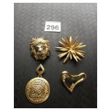 ASSORTED COSTUME JEWELRY BROOCHES AND PENDANT,