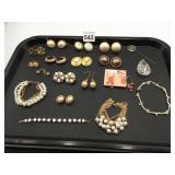 ASSORTED COSTUME JEWELRY, INCLUDES MULTIPLE PAIRS