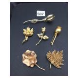 ASSORTED COSTUME JEWELRY BROOCHES, INCLUDES