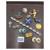 ASSORTED COSTUME BROOCHES AND BRACELETS, INCLUDES