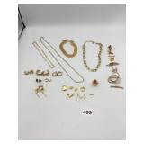 ASSORTED JEWELRY, INCLUDES GOLD-TONE CHAINS,