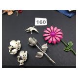 ASSORTED COSTUME JEWELRY BROOCHES, INCLUDES