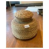 WOVEN STRAW BASKET, ROUND, LIDDED, NATURAL FIBER