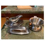 STAINLESS STEEL GRAVY BOAT, UNDERPLATE, COVERED