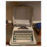 OLYMPIA DE LUXE PORTABLE TYPEWRITER, CREAM