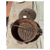 CAST IRON DUTCH OVEN, LID INCLUDED, INTERIOR