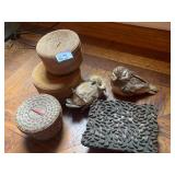 WOVEN BASKETS W/ LIDS, STRAW BIRD FIGURINES,