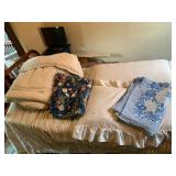 BEDDING SET, INCLUDES COMFORTER, FLORAL FLEECE