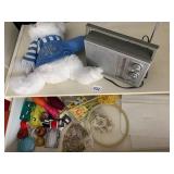 REALISTIC AM/FM RADIO, WHITE PLUSH BEAR W/