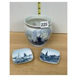 DELFTS BLAUW HANDPAINTED HOLLAND POTTERY POT,