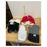 MUH LUKS CABIN SOCKS, SANTA CLAUS SLIPPERS, WHITE