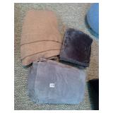 ASSORTED BLANKETS, INCLUDES TAN FLEECE, DARK GREY