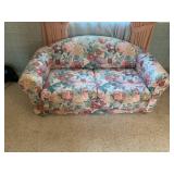 UPHOLSTERED LOVE SEAT, FLORAL PATTERN, PULL-OUT