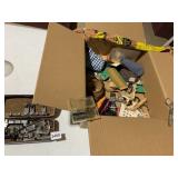 SEWING NOTIONS LOT, INCLUDES METAL SEWING MACHINE