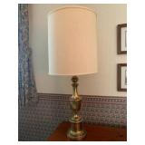 BRASS TABLE LAMP, URN-SHAPED BASE, CYLINDRICAL