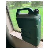 RUBBERMAID PLASTIC JERRY CAN, GREEN, INTEGRATED
