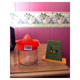 BEMCO GLASS JUICER W/ ORANGE PLASTIC REAMER, ST.