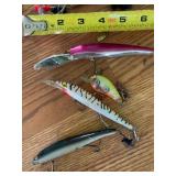 ASSORTED FISHING LURES, INCLUDES PLASTIC PLUGS,