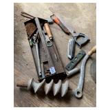 METAL TOOLBOX W/ ASSORTED HAND TOOLS, INCL