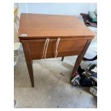 SINGER STYLIST SEWING MACHINE, MODEL 457, CABINET