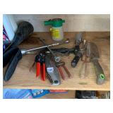 GARDEN TOOL ASSORTMENT, INCLUDES HAND TROWELS,