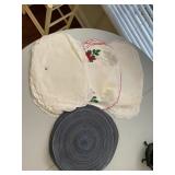ASSORTED TABLE LINENS, LACE-TRIMMED DOILIES,