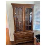 STATTON AMERICANA CHERRY CHINA CABINET, GLASS