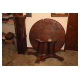 "48" ROUND OAK TABLE W/8 LEAVES