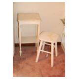 WHITE STOOL & ACCENT TABLE