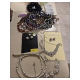 BOX OF ASSORTED JEWLERY
