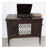 EDISON DISC PHONOGRAPH W/ RECORDS