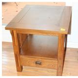 OAK END TABLE 22x27x22