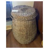 WOVEN LAUNDRY BASKET W/ LID
