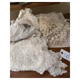 COLLECTION OF LACE DOILIES, RUNNERS, ETC.
