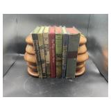 PAIR OF WOODEN BOOK ENDS & 7 HARDBACK BOOKS